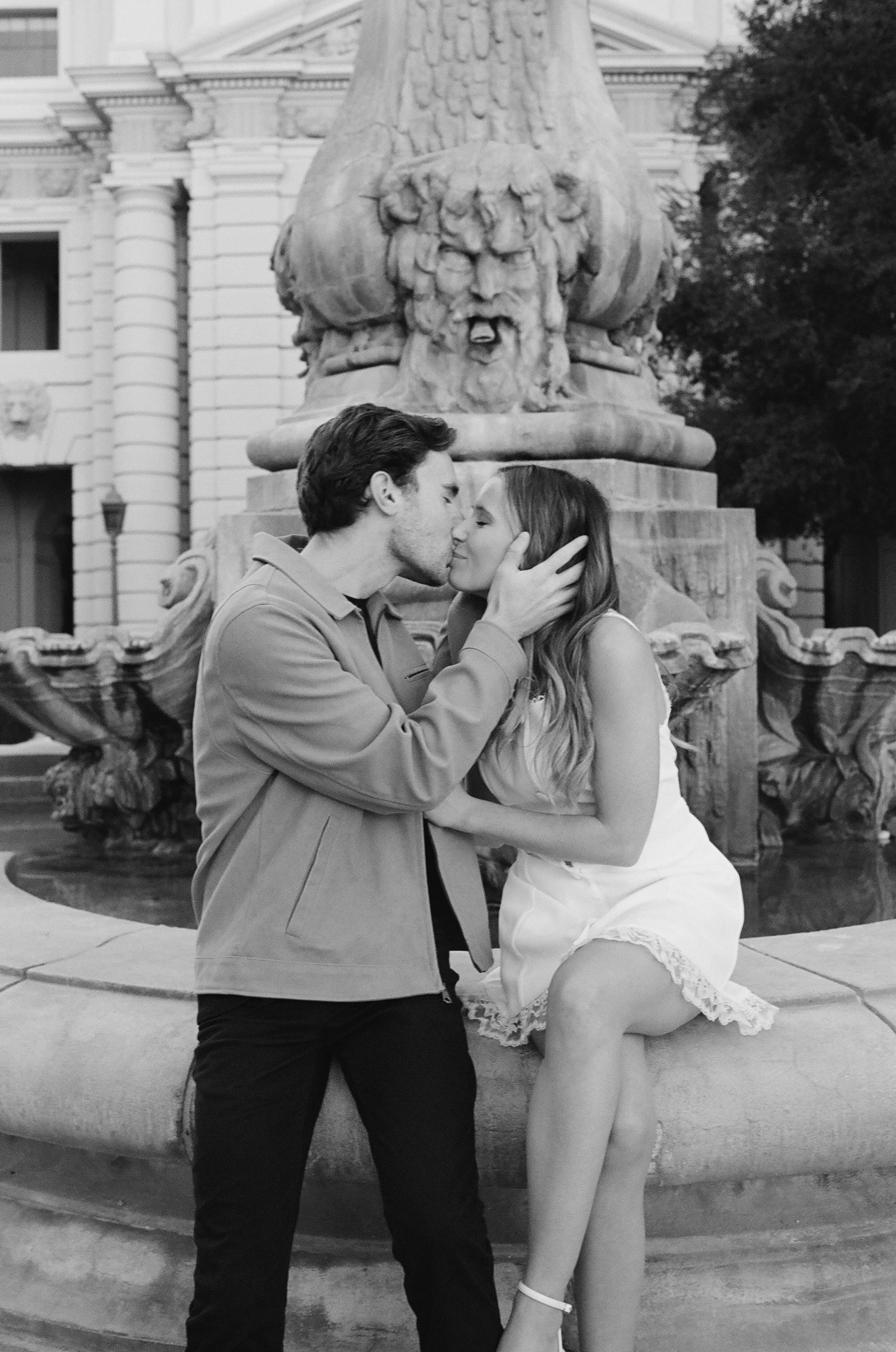 Black-and-white kiss by the fountain